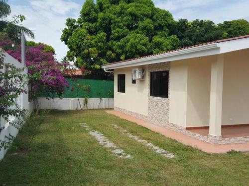 Punta Barco Village, house