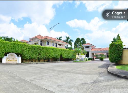 Las Camelias, Metropolitan Area