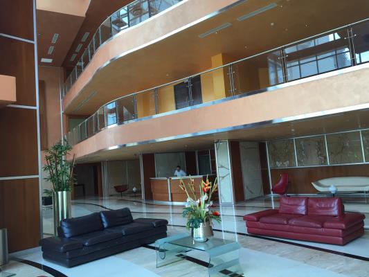 Pacific Village, Área Metropolitana