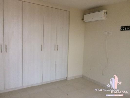 Torres de Versalles, Juan Diaz