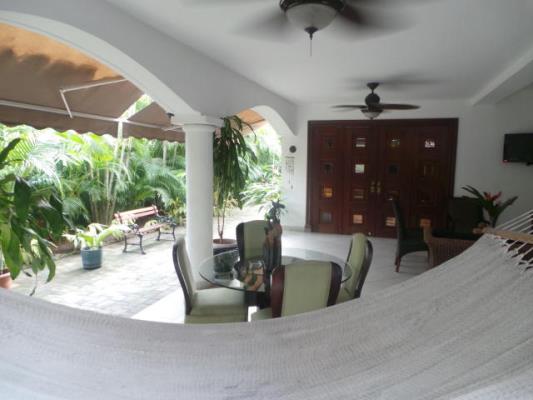 Costa Bay, Área Metropolitana