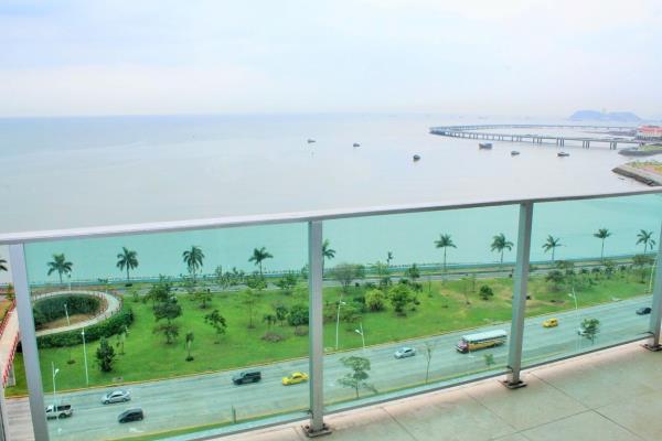 H2O on the ocean, Avenida Balboa