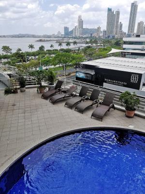 Los Delfines, Avenida Balboa