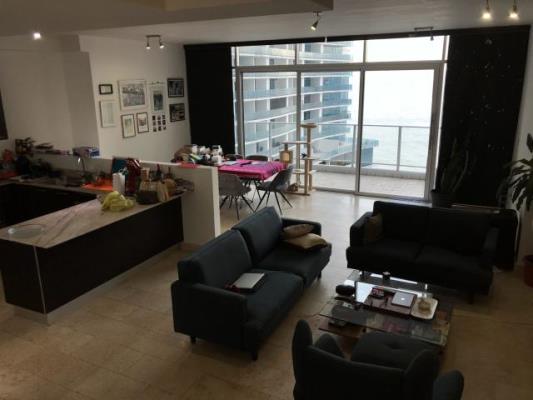 Pacific Village, Área Metropolitana