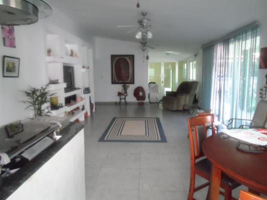 Brisas del Golf Panamá, Rufina Alfaro