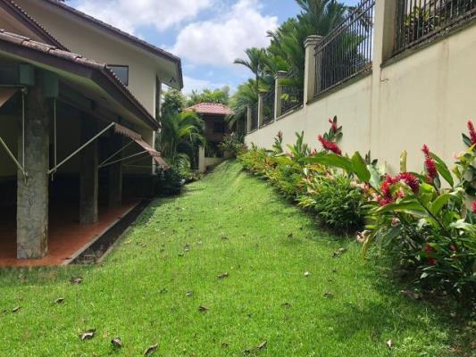 Camino de cruces, casa