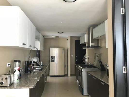 Q Tower , apartamento