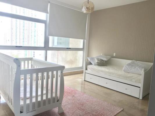 Q Tower , apartamento