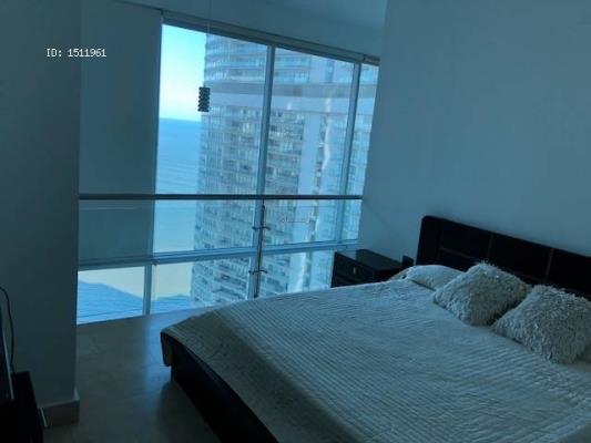 Pacific Village, Área Metropolitana