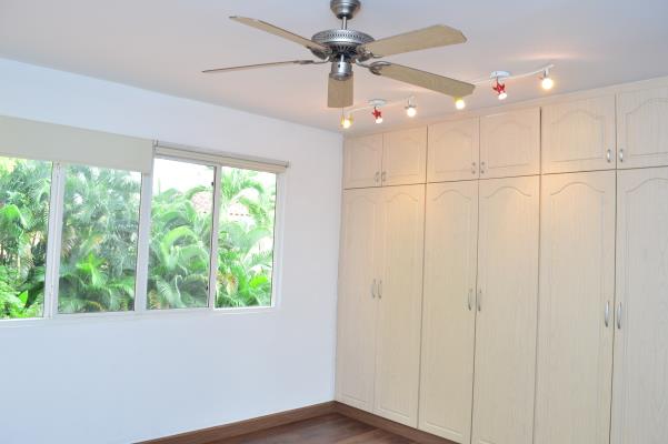 Costa Bay, Área Metropolitana