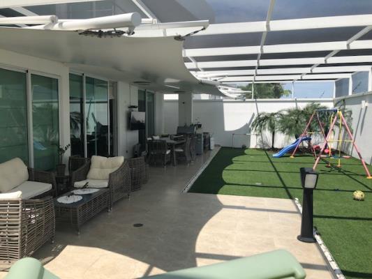 Costa Esmeralda, casa