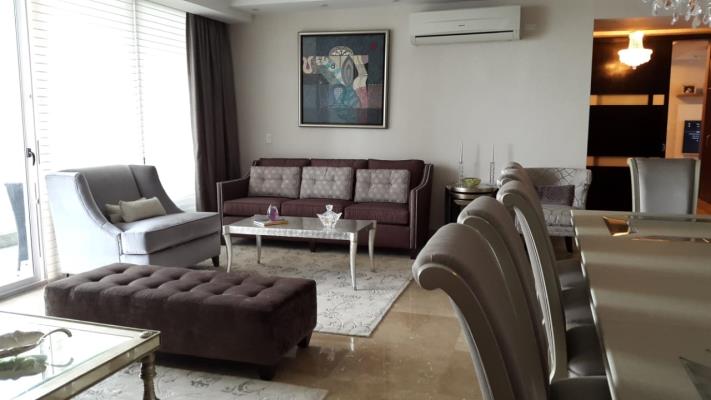 Q Tower , apartamento