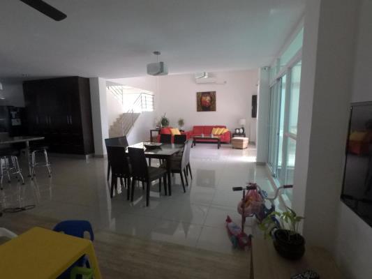 , Amelia Denis De Icaza