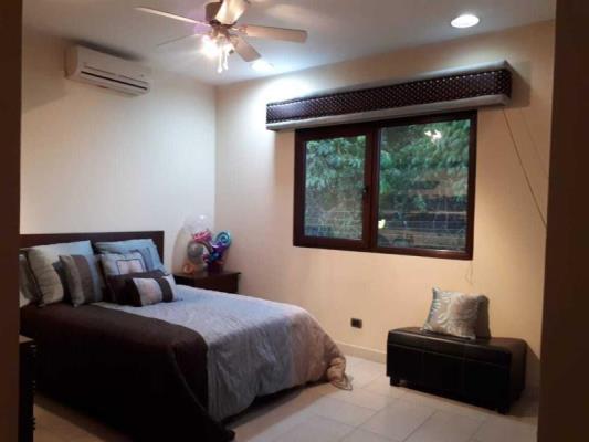 Costa de Las Perlas, Área Metropolitana