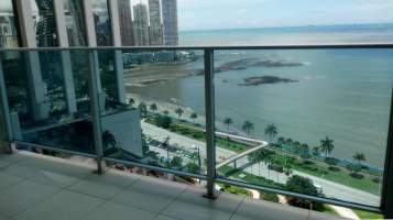 Waters on the bay Avenida Balboa, Panamá