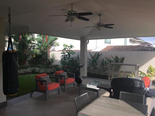 Dorado village, casa