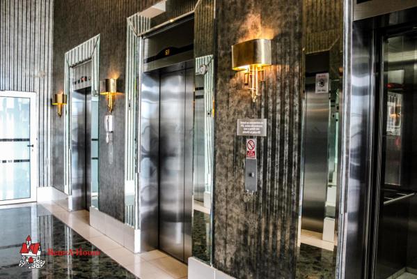 Waters on the bay, Avenida Balboa