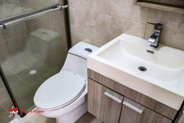 Waters on the bay, Avenida Balboa