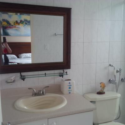 Royal Center, Bella Vista