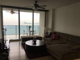 Waters on the bay Avenida Balboa, Panamá