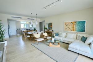 Marina Village, Antón