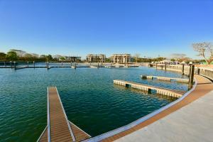 Marina Village, Antón