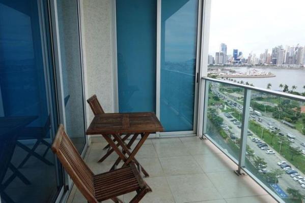 H2O on the ocean, Avenida Balboa