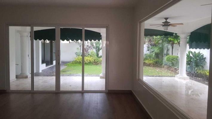 Costa Bay, Costa del Este