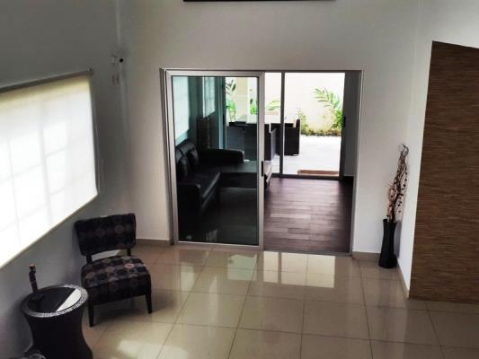 Altos de Panama , Amelia Denis De Icaza