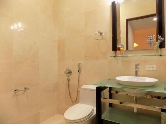 Pacific Village, Área Metropolitana