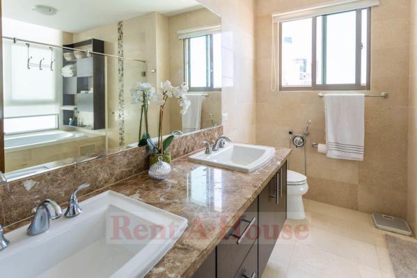 Paramount, Área Metropolitana