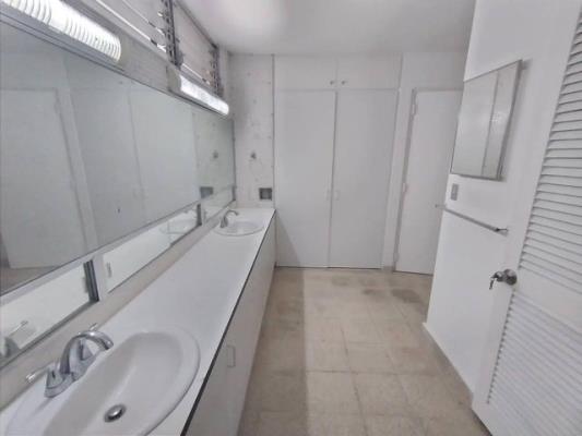 Deluxe,  Punta Paitilla, Panamá