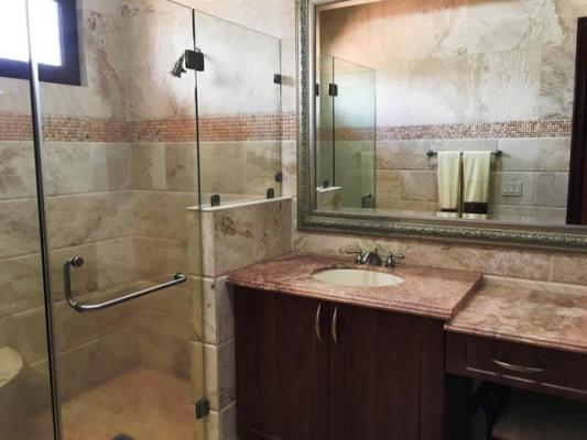 Las Camelias, Área Metropolitana