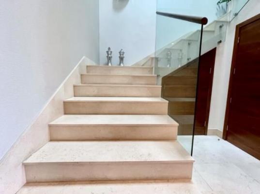 The Crescent, Área Metropolitana