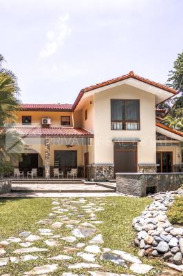 Camino de cruces, casa