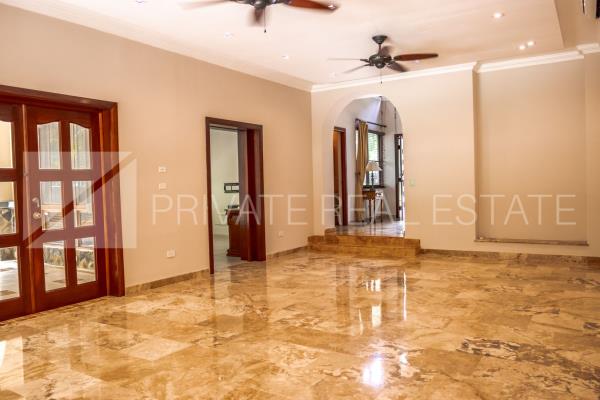 Camino de cruces, casa