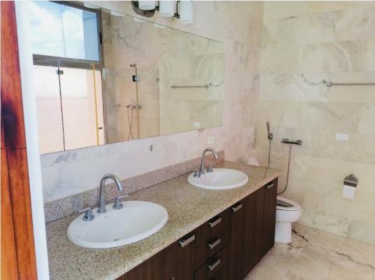 Aqualina, Punta Pacifica