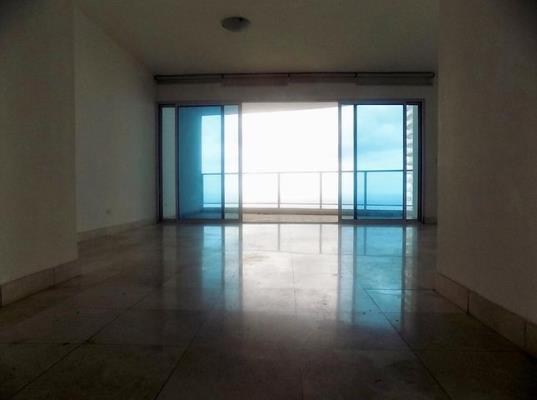 Pacific Village, Área Metropolitana