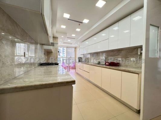 Q Tower , apartamento