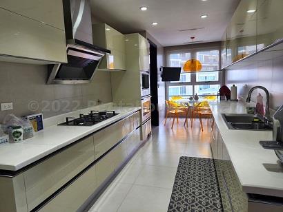 Q Tower , apartamento