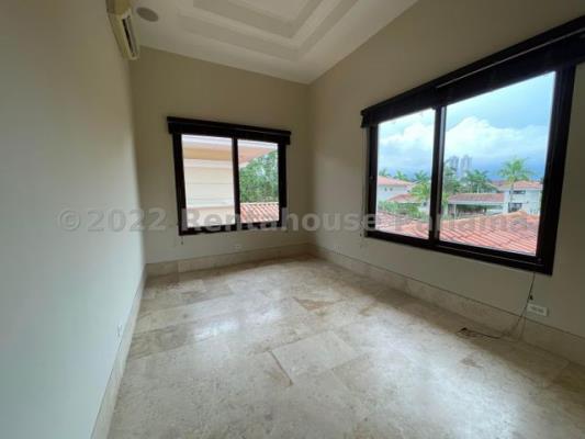 Las Camelias, Área Metropolitana