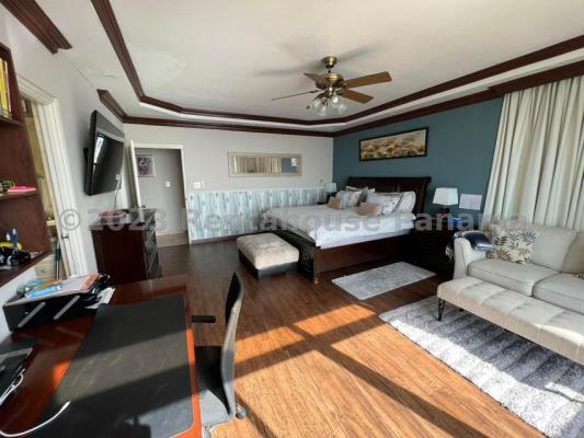 Plaza Miramar, Avenida Balboa