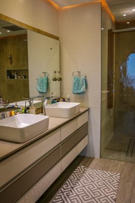 Destiny , Avenida Balboa