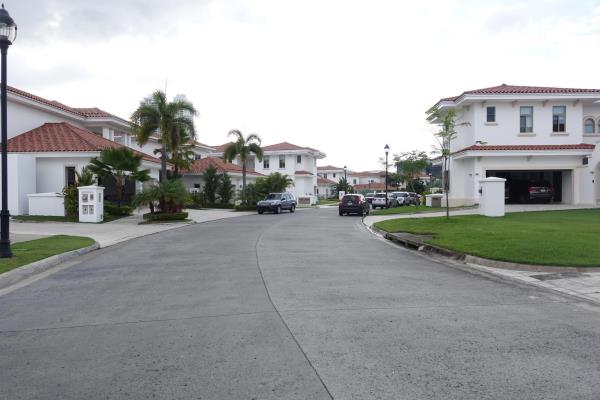 Fairways Estates, Área Metropolitana