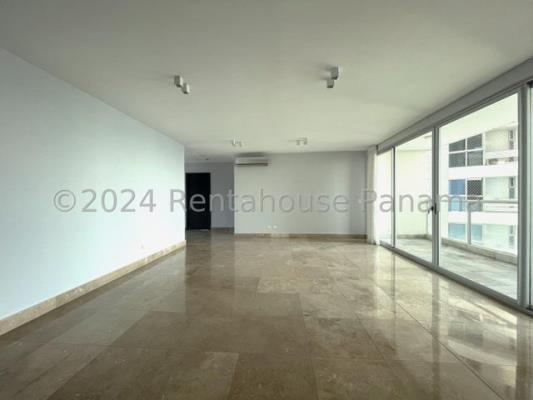 Q Tower , apartamento