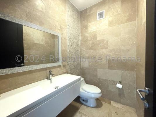 Q Tower , apartamento