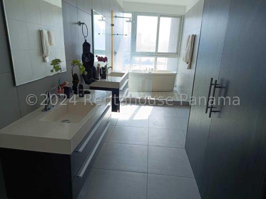 Yacht Club, Avenida Balboa