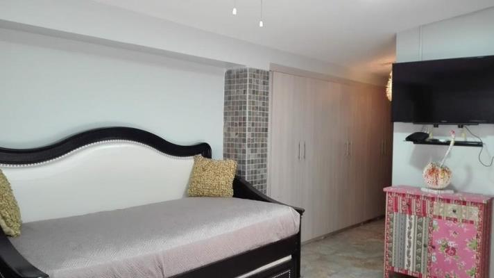 Costa Bay, Área Metropolitana