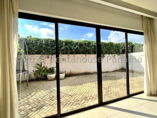 El Doral Costa , Juan Diaz