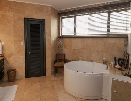 The Belvedere park, Área Metropolitana